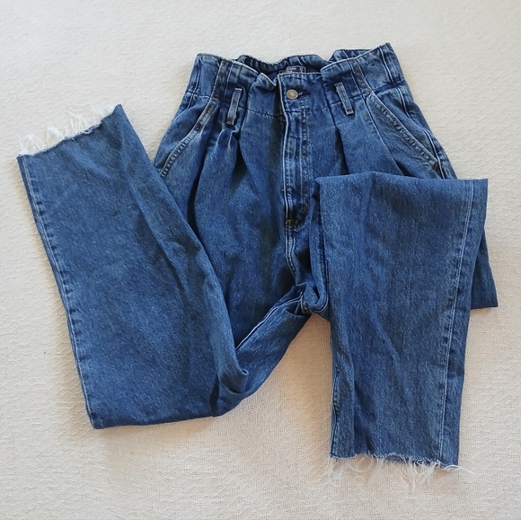Abercrombie & Fitch Denim - a&f ♡ mom jean pleated denim 4 / 27 abercrombie and fitch